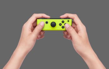 images/products/ac_switch_joy-con_pair_neon_yellow/__gallery/001_lifestyle/HACS_001_play05_YA_R_ad-0.jpg