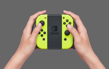 images/products/ac_switch_joy-con_pair_neon_yellow/__gallery/001_lifestyle/HACS_001_play01_YY_R_ad-0.jpg
