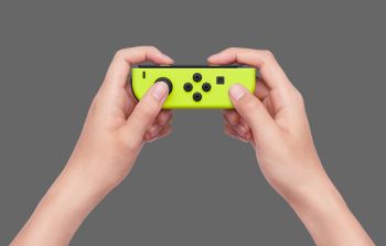 images/products/ac_switch_joy-con_pair_neon_yellow/__gallery/001_lifestyle/HACS_001_play06_YA_R_ad-0.jpg