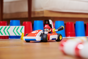 images/products/sw_switch_mario_kart_live_home_circuit_mario/__gallery/HACA_RMAA_illu06_02_R_ad-0.png